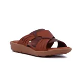 Sandalias de cuero color marrón con tiras anchas entrelazadas y taco corrido bajo.