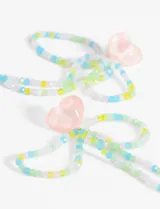 Aros colgantes con cuentas de colores pastel y dije de corazón rosado.