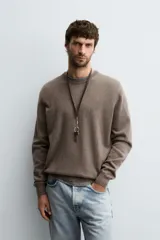 Jersey de punto de cashmere con corte regular fit, cuello redondo y manga larga. Presenta acabados en rib en puños y ruedo.