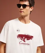 Remera de algodón blanca de corte comfort, con cuello redondo, mangas cortas y estampa frontal de un carro Corvette de Chevrolet en color bordó.