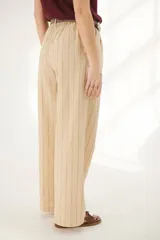 Pantalón de lino azul con finas rayas verticales color beige, corte palazzo y cintura alta.