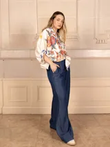 Camisa de seda color crema con estampado floral multicolor, cuello clásico y mangas 3/4 abullonadas.