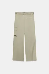 Pantalón cargo de tiro medio confeccionado en tejido satinado color beige, de corte recto y holgado. Cuenta con bolsillos laterales con solapa, bolsillos frontales y un cinturón integrado del mismo tejido con hebilla metálica.