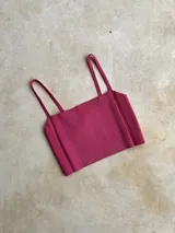 Top de punto fucsia con tirantes finos y tejido de hilo con protección UV.