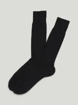 Medias negras acanaladas de algodón, de corte clásico y largo a media pantorrilla.