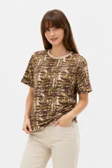 Remera de manga corta con cuello redondo a la base, confeccionada en algodón con diseño estampado de efecto abstracto.