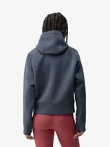 Hoodie con cierre frontal, diseño holgado y mangas raglán. Cuenta con capucha y bolsillos laterales, confeccionado en tejido técnico de tacto suave.