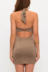 Vestido corto de corte bodycon color marrón metalizado, con diseño halter y escote drapeado que presenta un detalle de argolla metálica central. Confeccionado en tela elástica que se ajusta al cuerpo.