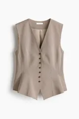Chaleco sastrero con escote en V, cierre frontal con botones y diseño de peplum acampanado en la cintura. Presenta costuras princesa para un ajuste entallado y se encuentra completamente forrado.