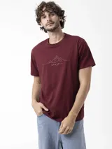Remera Merrell de manga corta color bordó con cuello redondo, confeccionada en algodón. Presenta un pequeño estampado lineal de montañas en el pecho con el logotipo de la marca.
