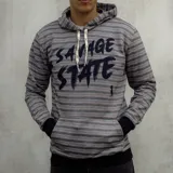 Canguro gris con rayas horizontales en tonos gris, rosa y blanco. Estampado frontal con la frase "Savage State" en letras negras. Tiene capucha con cordones blancos, bolsillo tipo canguro y puños negros.