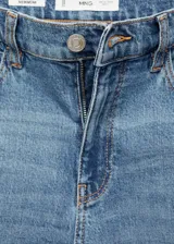 Jeans mom-fit de tiro alto, color azul claro con efecto deslavado, diseño de cinco bolsillos, presillas para cinturón y cierre frontal con cremallera y botón.