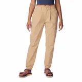 Pantalón cargo de senderismo color beige, con cintura plisada, bolsillos laterales y cargo, pierna cónica y bajo parcialmente elástico.