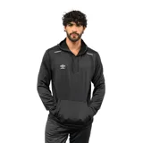 Canguro deportivo Umbro de color negro, con capucha, cordones ajustables, bolsillo frontal tipo canguro y detalles reflectantes en los hombros. Presenta el logo de la marca bordado en el pecho.