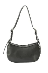 Cartera bandolera color negro de poliuretano símil cuero, con diseño estructurado, cierre superior y correa ajustable con hebillas metálicas.