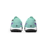 Championes de fútbol Nike Tiempo Legend 10 Academy para césped sintético, color verde menta con detalles en violeta y negro. Presenta el logo de la marca en el lateral y suela con tapones de goma para mayor tracción.