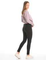 Legging de tiro alto con cintura ancha modeladora y faja interna de compresión. Confeccionado en tejido premium con elasticidad en cuatro direcciones y pierna entallada.