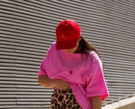 Gorro de béisbol rojo con la letra K bordada en blanco en el frente.