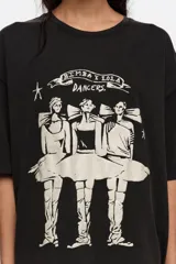 Remera de corte recto y diseño oversize, confeccionada en algodón orgánico. Presenta escote redondo, mangas cortas y estampa frontal en blanco y negro con la ilustración de bailarinas y la inscripción "Bimba y Lola Dancers".