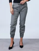 Pantalón jogger con estampado cuadrillé en blanco y negro, con pretina ancha elastizada con frunces, bolsillos laterales y ruedo con elástico fruncido.