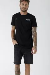 Remera celeste de corte clásico con cuello redondo y manga corta. Estampado pequeño en el pecho.