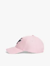 Gorra de béisbol de seis paneles Tommy Hilfiger, color rosado, confeccionada en puro algodón. Presenta un diseño con ojales de ventilación, botón superior y visera curvada con costuras texturizadas. Destaca por el logo de la marca bordado en fuente script azul marino en la parte frontal y lateral.