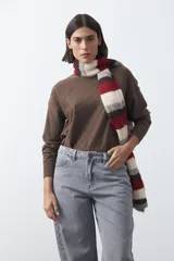 Polera de tejido de punto color gris oscuro, con cuello alto y diseño de rombos en relieve en el frente. Presenta un calce relajado con terminaciones en rib en cuello, puños y ruedo.