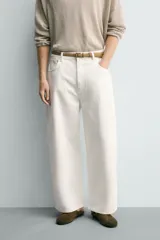 Jeans wide fit de color blanco, confeccionados en denim de algodón rígido, con corte relajado, tiro medio y diseño de cinco bolsillos.