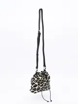 Bandolera tipo bucket con estampado animal print en tonos grises y cierre superior con cordón ajustable.