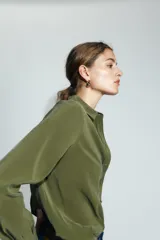 Camisa de manga larga confeccionada en mezcla de modal, con cuello solapa y cierre frontal de botones.