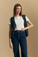 Pantalón de jean gris de corte recto y tiro alto.