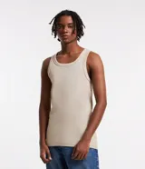 Musculosa masculina de corte regular, confeccionada en tejido acanalado de algodón con elastano. Presenta breteles medianos y diseño básico sin estampa.