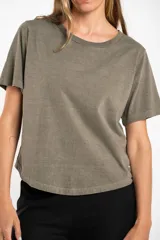 Remera de manga corta y cuello redondo, color arena, con calce al cuerpo.