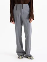 Pantalon de corte recto confeccionado en twill, con bolsillos diagonales en el frente y bolsillos ojal en la parte trasera. Presenta un detalle de pasador metálico en una de las presillas de la cintura.