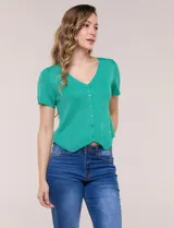 Cardigan corto fucsia de tejido de punto fino con hilo brillante de lurex, escote en V pronunciado y cierre frontal de botones a tono. Presenta mangas cortas y ruedo con corte en pico en el frente.