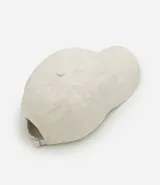 Gorra de béisbol color beige, con visera curva y ajuste trasero con hebilla. Confeccionada en tejido slub de lino y viscosa, que le da una textura rústica.