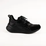 Championes de cuero color negro, de diseño urbano y cordones al tono, con suela gruesa y detalles texturizados.