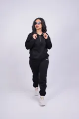 Pantalón de jogging color beige con cintura elástica y logo estampado en blanco en el muslo.