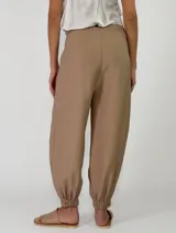 Pantalon negro de viscosa con pinzas en la cintura, bolsillos laterales y botamangas ajustadas.