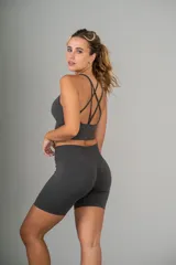 Short biker deportivo de tiro alto, color marrón, ajustado y sin costuras visibles, diseñado para entrenamiento.