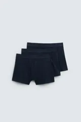 Pack de tres calzoncillos tipo bóxer azul marino de algodón con cintura elástica.