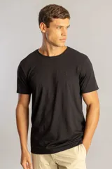 Camiseta de cuello redondo en algodón pima color negro, con diseño esencial y corte masculino de silueta precisa. Presenta un pequeño logo bordado en el pecho.