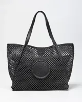 Cartera tote negra de diseño calado con trama tejida, con doble asa de hombro y detalle circular con perforaciones en el frente.