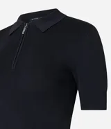 Blusa color beige en tejido de punto acanalado, con cuello polo y cremallera.