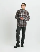 Camisa de franela de manga larga con estampado de cuadros escoceses, cuello button-down y cierre frontal con botones.