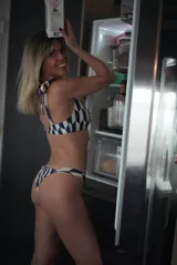 Top de bikini con estampado a cuadros color rojo y blanco, con tirantes finos y lazo ajustable en el centro del busto.