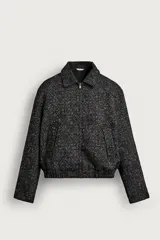 Cazadora relaxed fit de hombre confeccionada en tejido jacquard texturizado con efecto jaspeado en tonos oscuros. Cuenta con cuello solapa, manga larga, bolsillos de vivo en la cadera, bajo acabado con elástico y cierre frontal con cremallera.