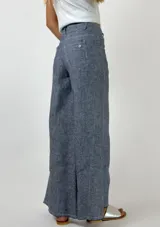 Pantalón de lino color ladrillo, de corte palazzo y tiro alto.