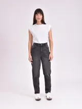 Pantalón de jean negro de corte recto, tiro alto y cinco bolsillos.