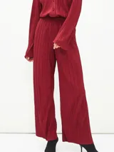 Pantalon de corte recto y holgado con textura plisada, color negro, con cintura elástica.